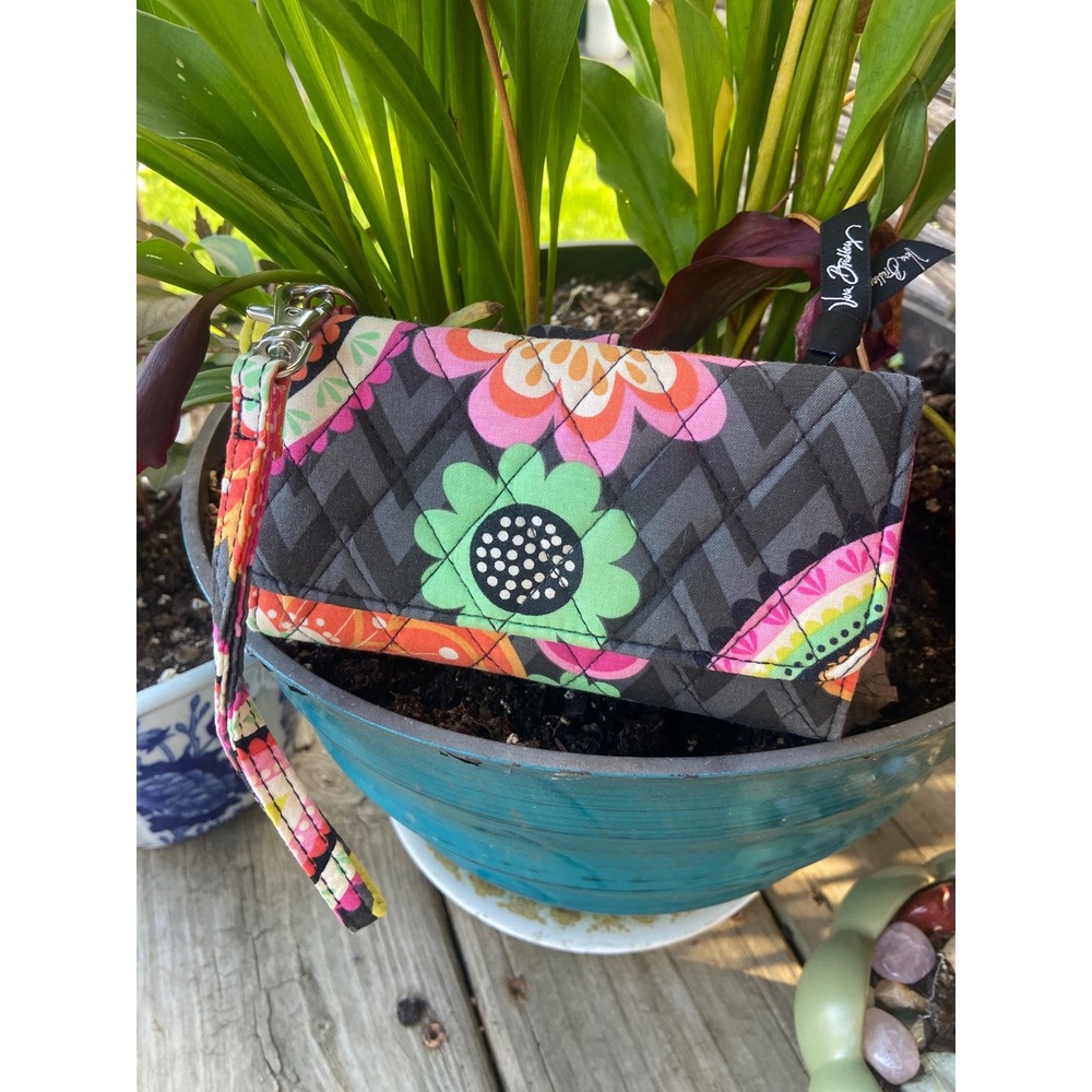 Vera Bradley Ziggy Zinnia Quilted Cotton Trifold Wristlet Wallet Floral Chevron
